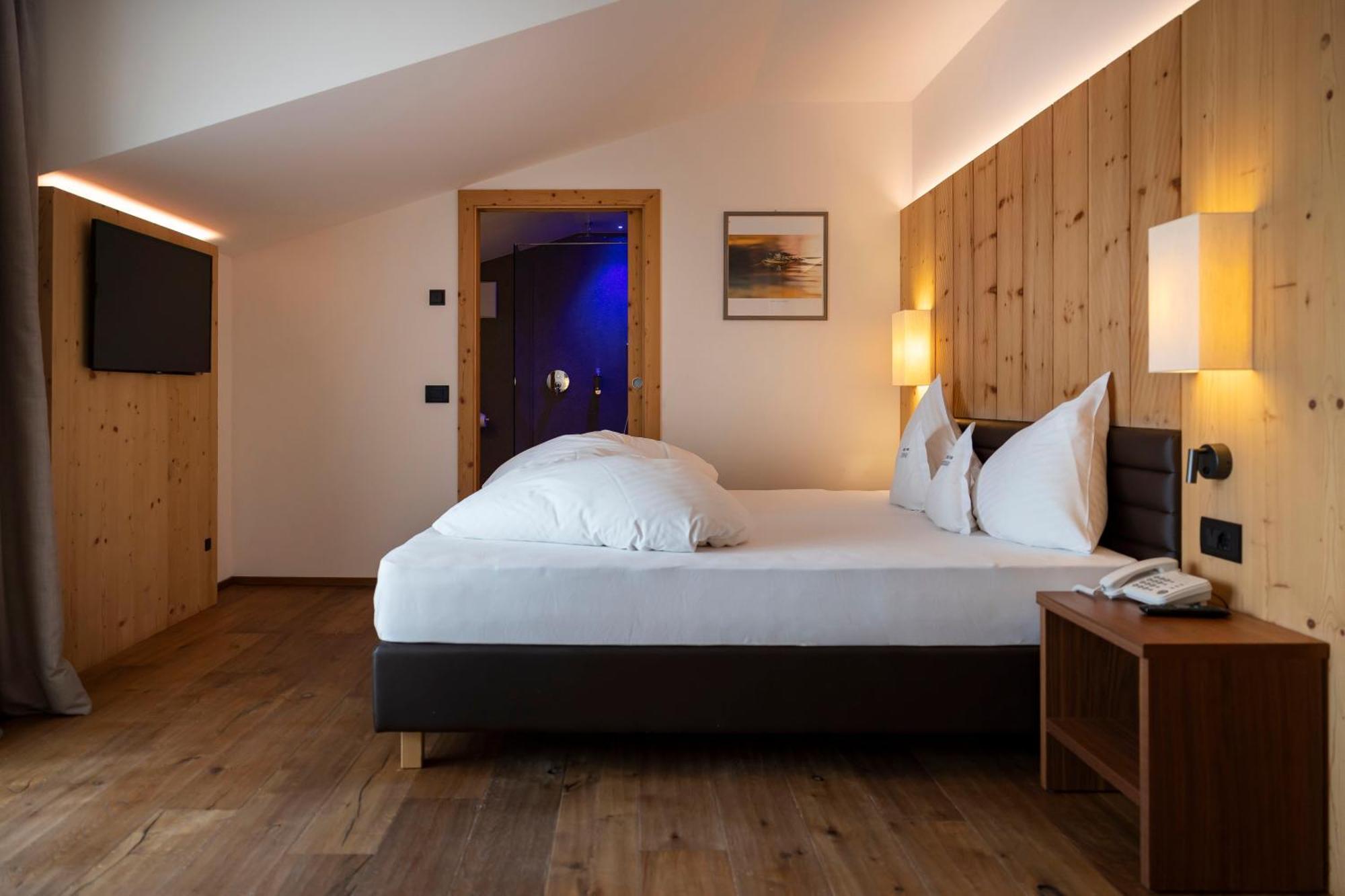 Artnatur Dolomites Hotel & Spa Seis am Schlern Rum bild