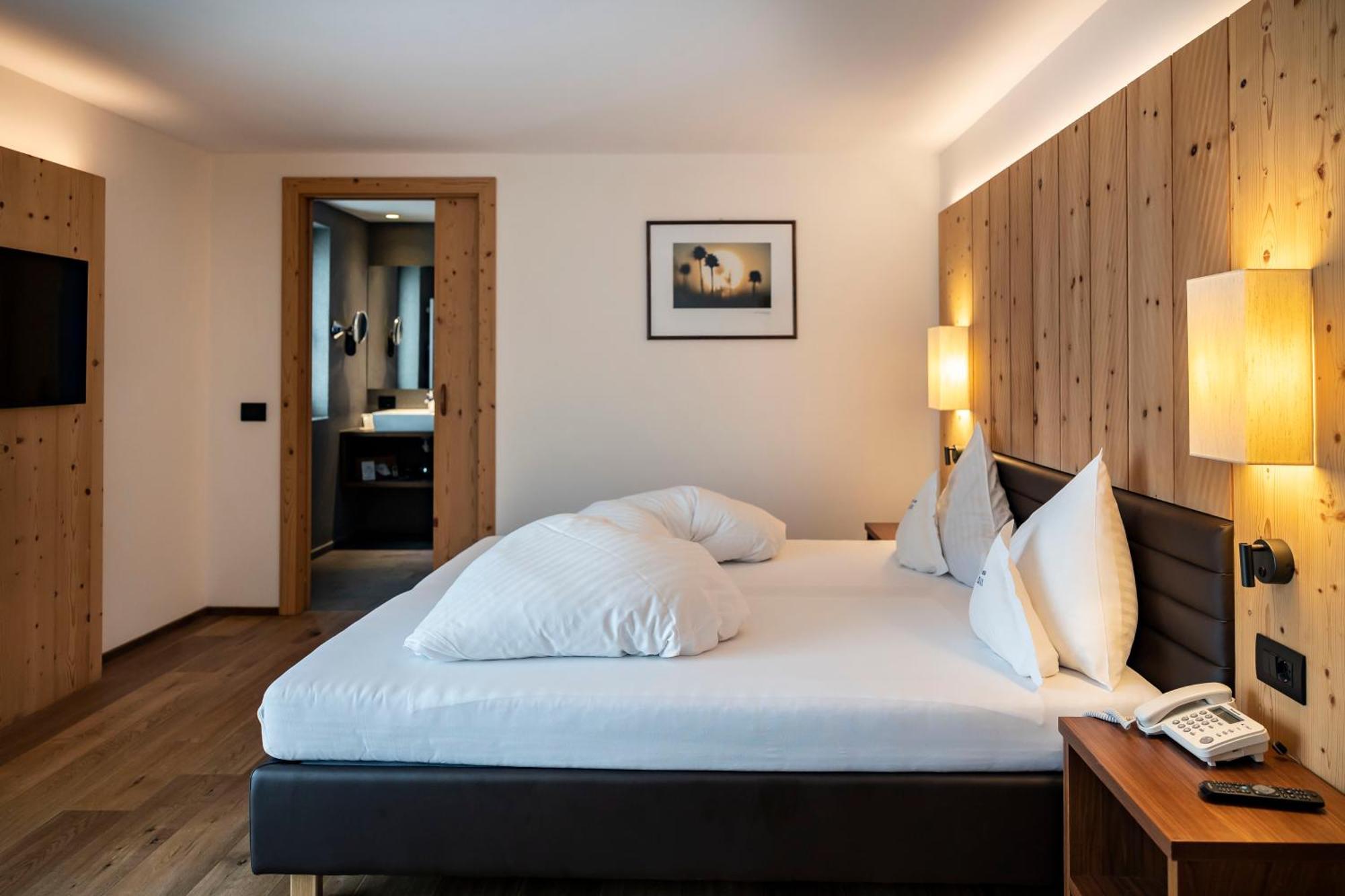 Artnatur Dolomites Hotel & Spa Seis am Schlern Rum bild